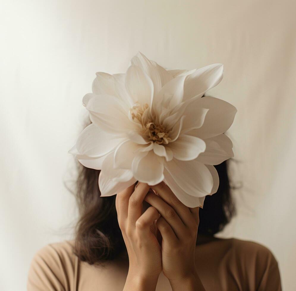 ai gegenereerd een vrouw Holding een bloem over- haar gezicht foto