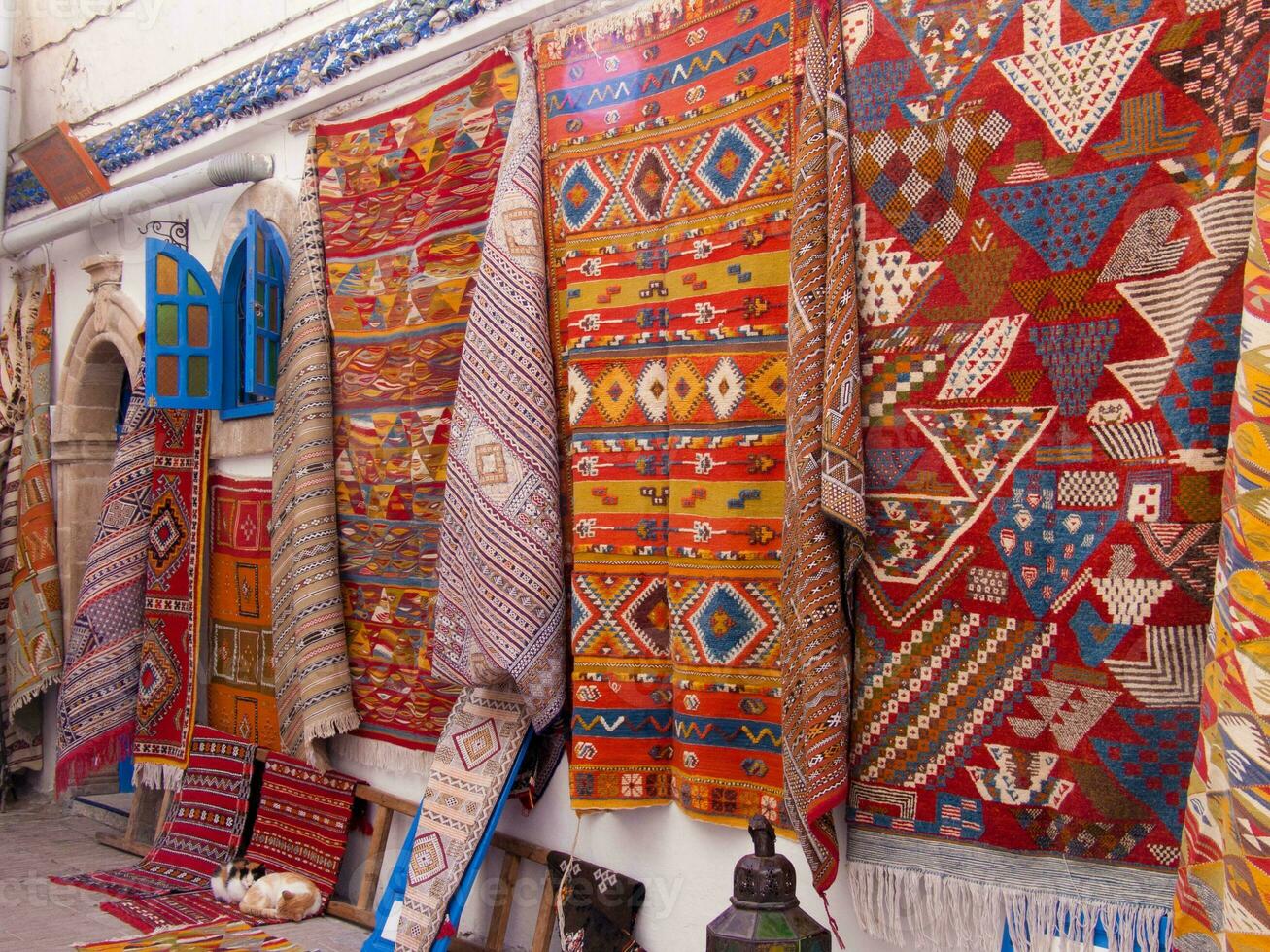 een muur met veel kleurrijk tapijten foto