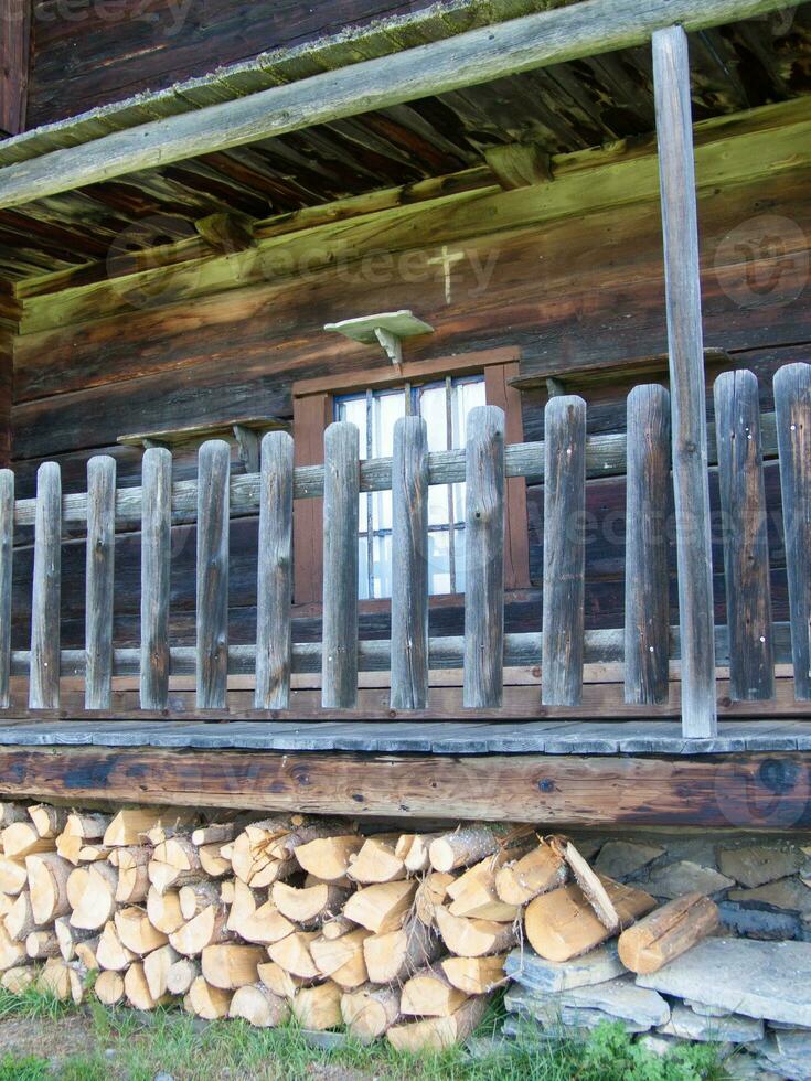 een houten veranda foto