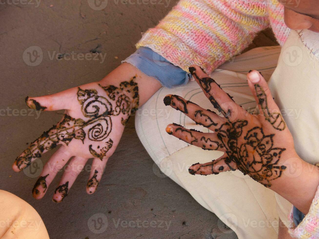 een vrouw met henna- Aan haar handen foto