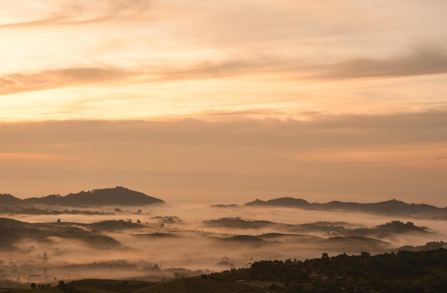 mooi landschap zonsopgang natuur achtergrond bergen en hemel gouden kleur foto