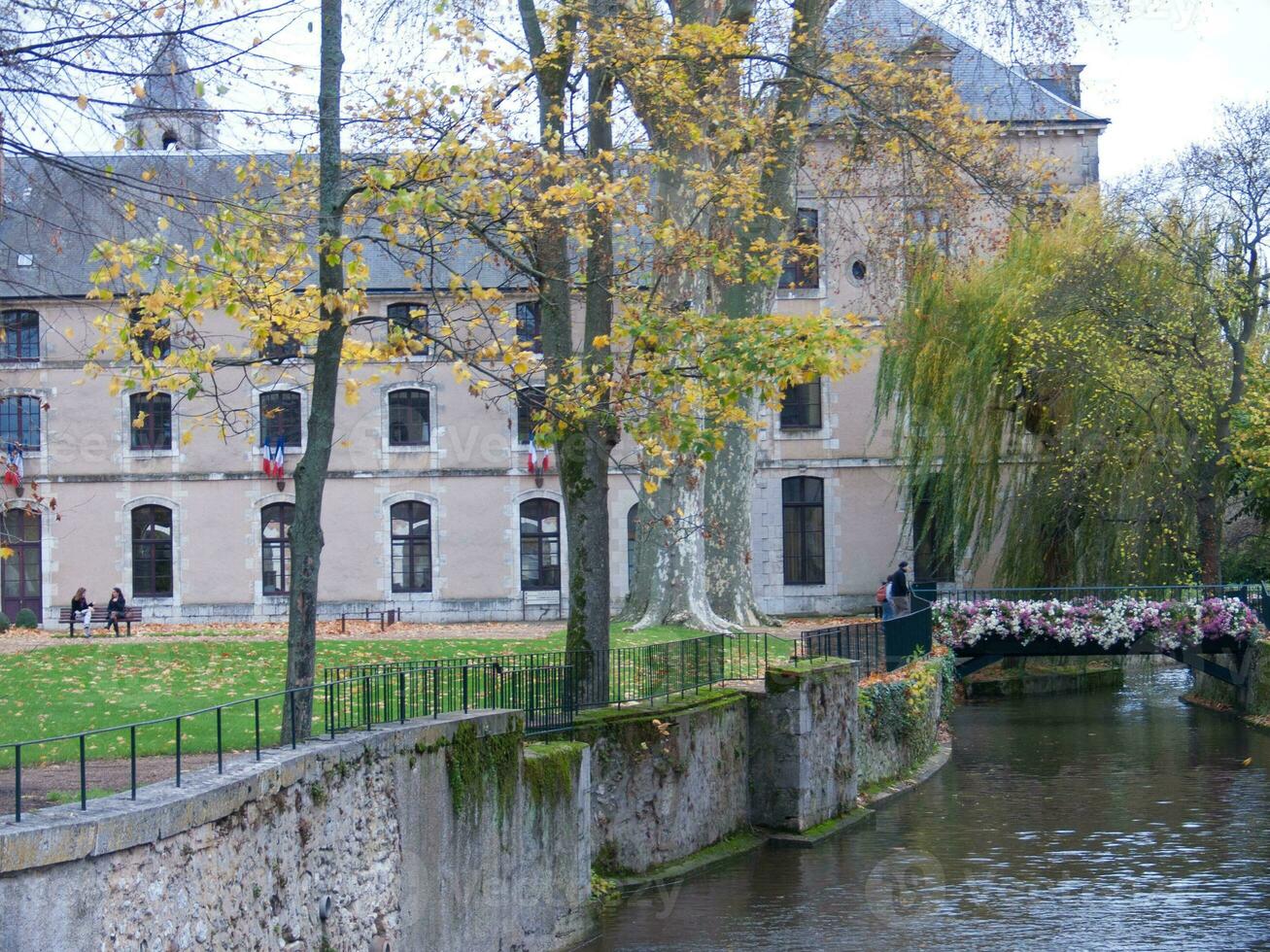 een rivier- rennen door een stad foto