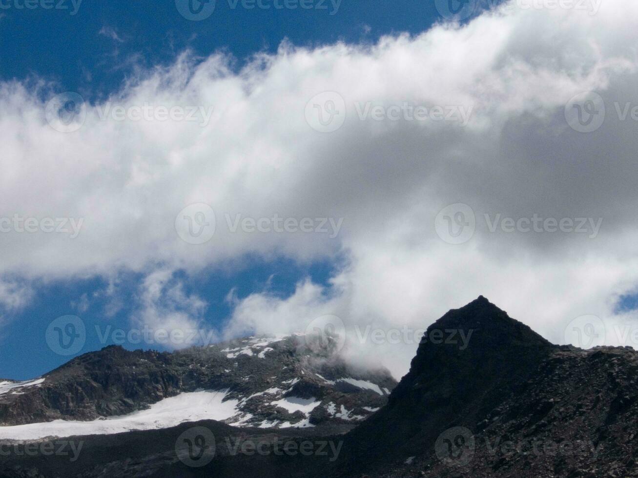 een berg met een wolk foto