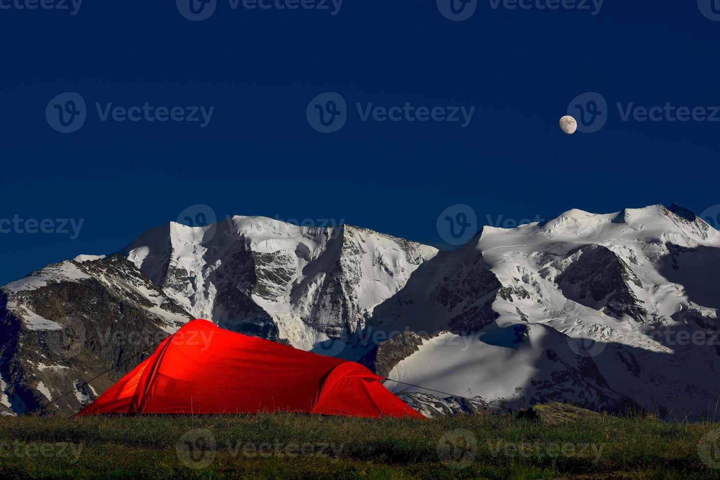 tent in de eenzaamheid onder de gletsjers van de alpen foto