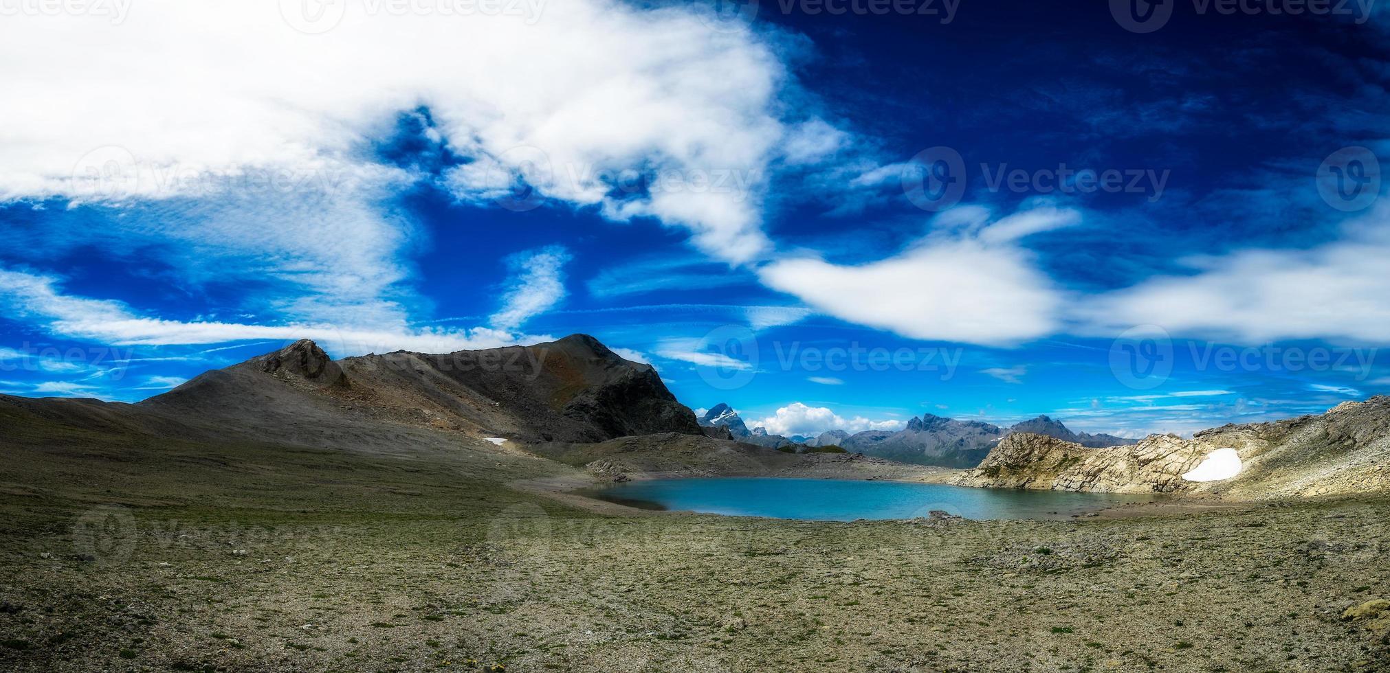 panorama van nlue meer van hoge bergen foto