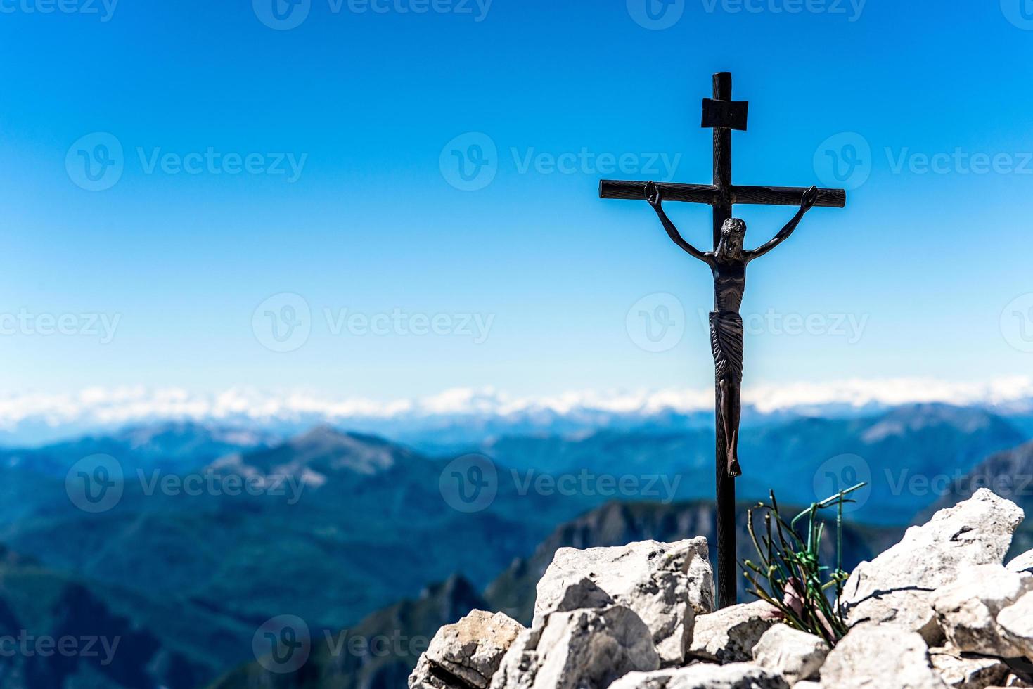 klein ijzeren kruisbeeld bovenop een berg foto