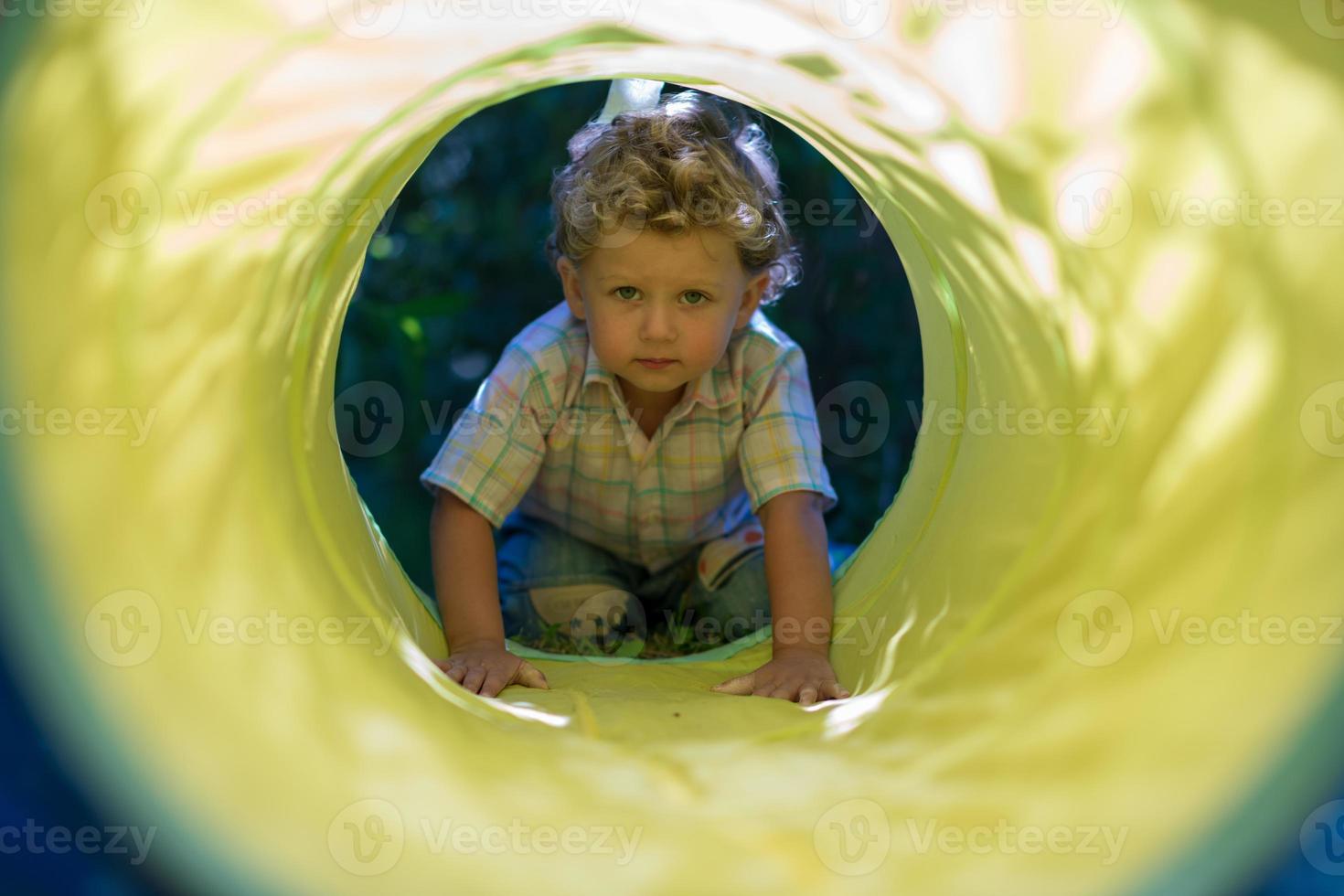 mooie babyjongen met kindgezicht poseren fotograaf foto