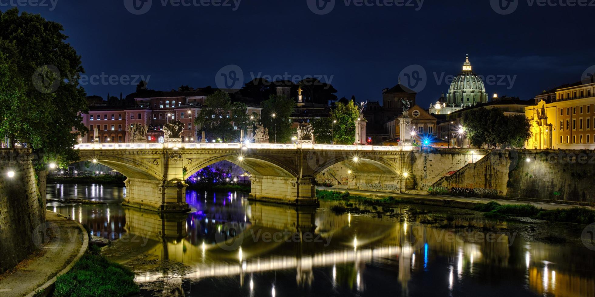 oude brug van rome over de rivier de tever foto