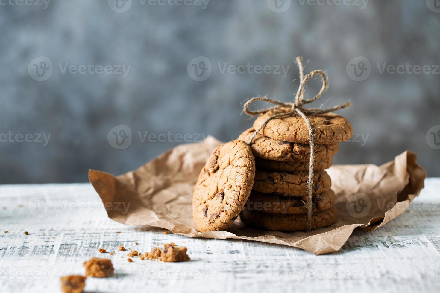 stapel verse koekjes met chocolade ligt op een tafel foto