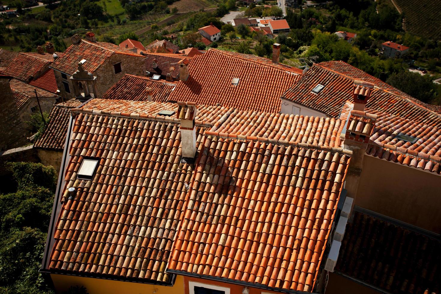 huizen met daken bedekt met tegels foto