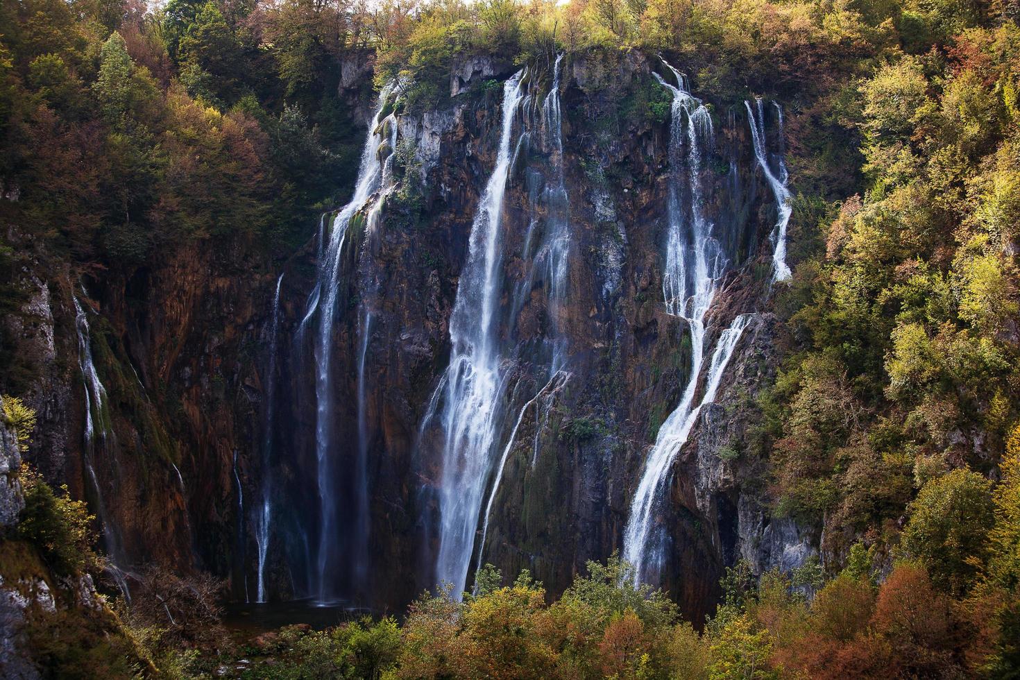 hoge waterval in de bergen foto