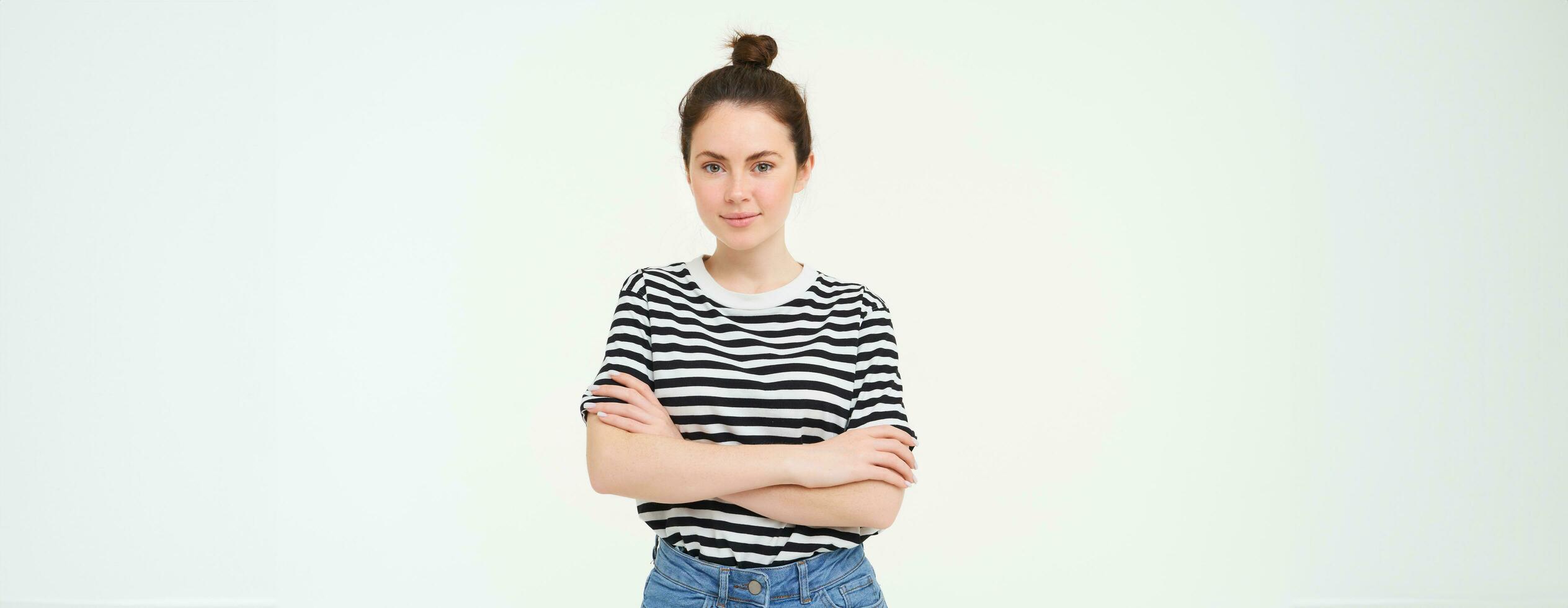 portret van jong elegant vrouw, 25 jaren oud, op zoek vrolijk en gemotiveerd, poseren voor foto tegen wit achtergrond