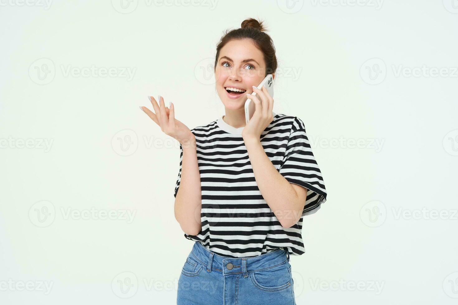 gelukkig jong vrouw praat Aan mobiel telefoon, chats Aan telefoon, toepassingen smartphone, staat over- wit achtergrond foto