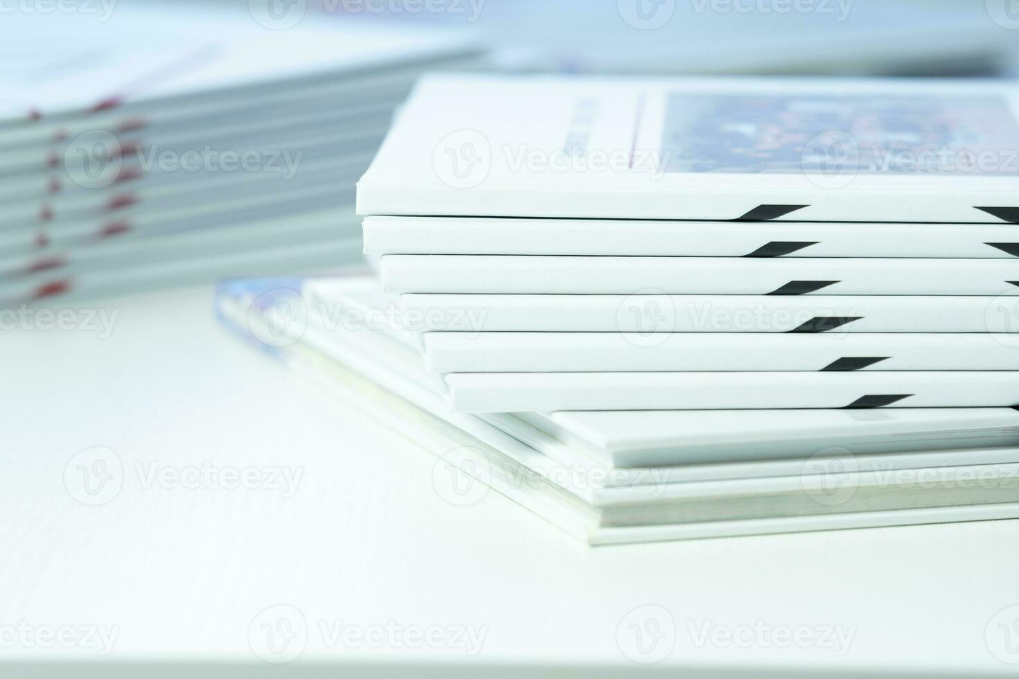 stack van vers gedrukt fotoboeken Aan de tafel detailopname foto