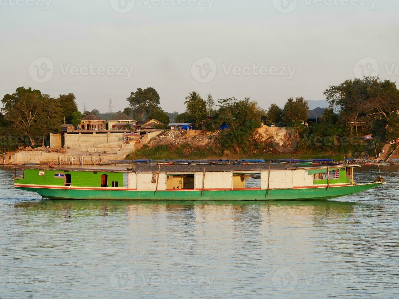 langzaam boot cruisen langs de Mekong rivier, lokaal boot in beweging Aan Mekong rivier- tussen de grens van Thailand en Laos, boot vervoer Aan de rivier, vervoer schip foto