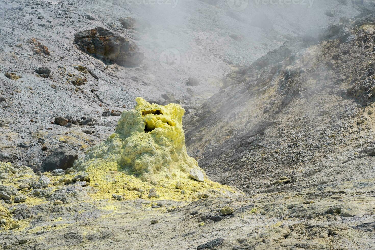 zwavel deposito's in de omgeving van een fumarole in een solfatarisch veld- foto