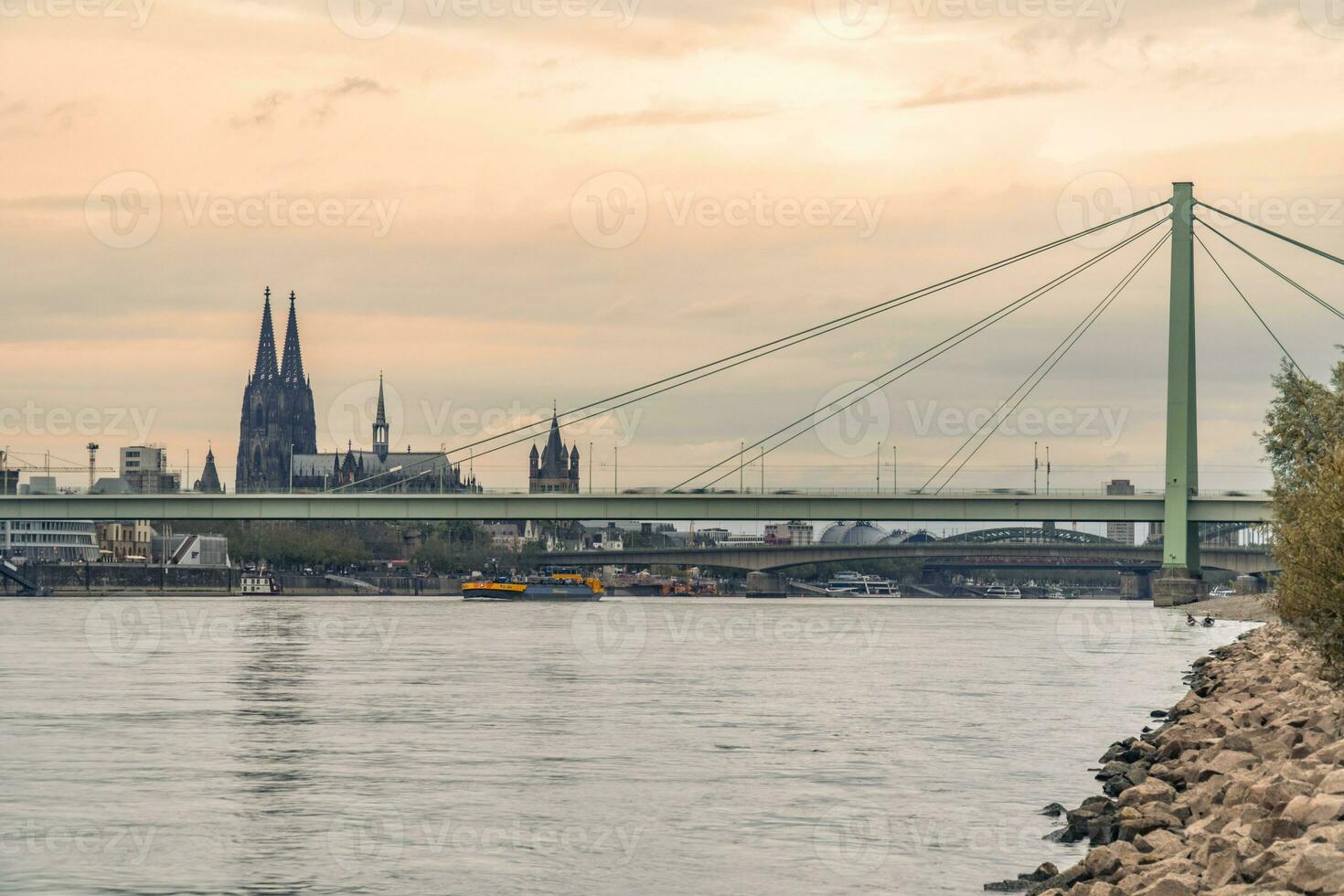 cloudscape visie van Keulen kathedraal en de Rijn rivier- foto