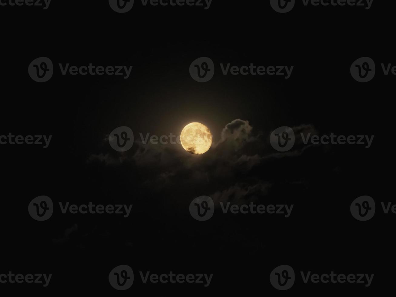 volle maan verlicht wolken foto