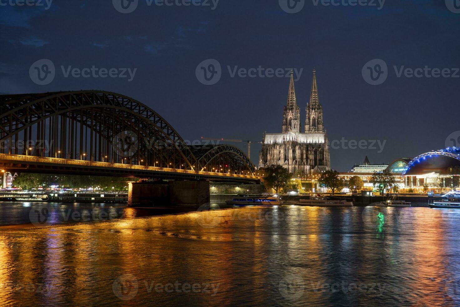 Keulen kathedraal en hohenzollern brug in de avond foto