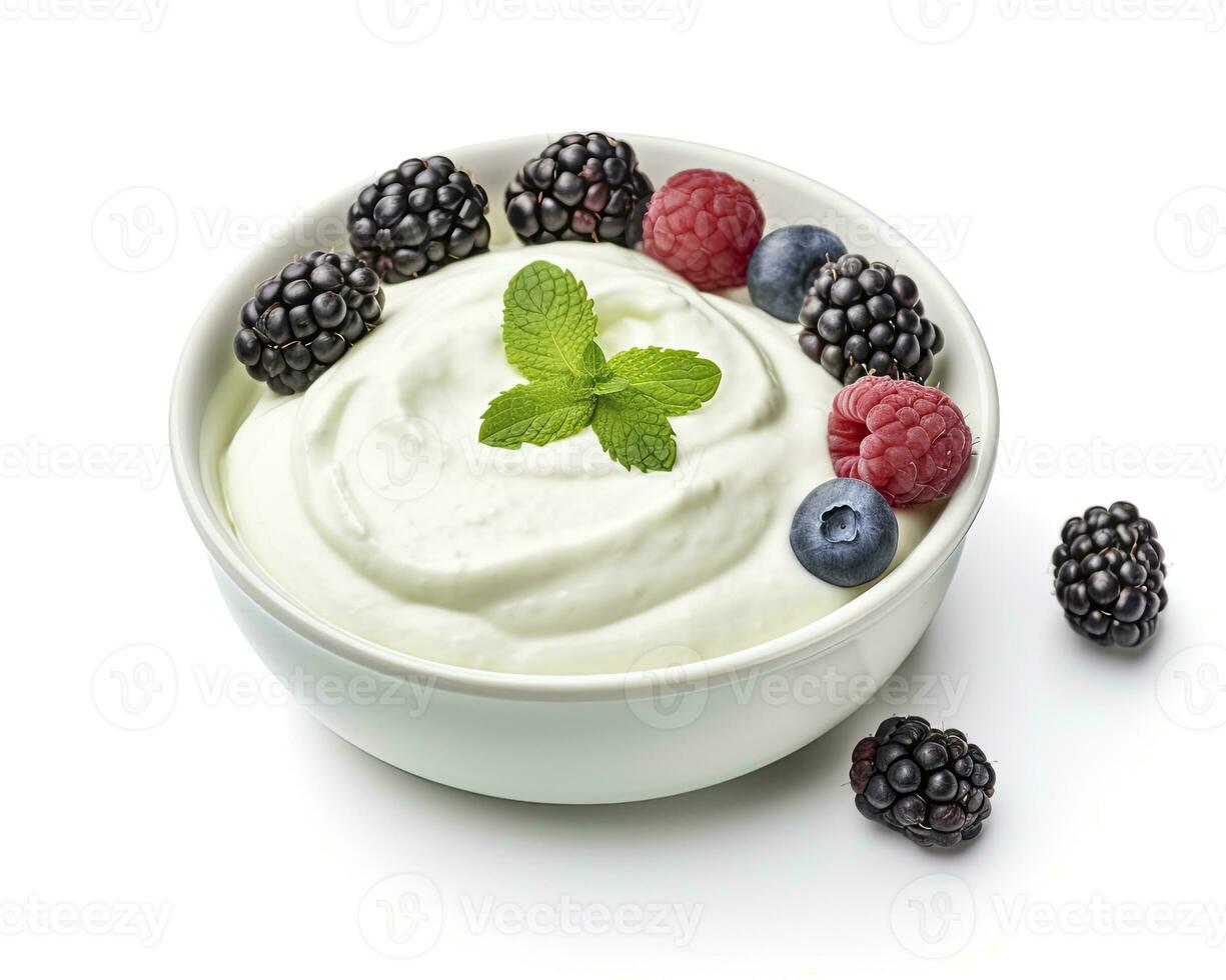 ai gegenereerd groen kom van Grieks yoghurt en vers bessen geïsoleerd Aan wit achtergrond. ai gegenereerd foto