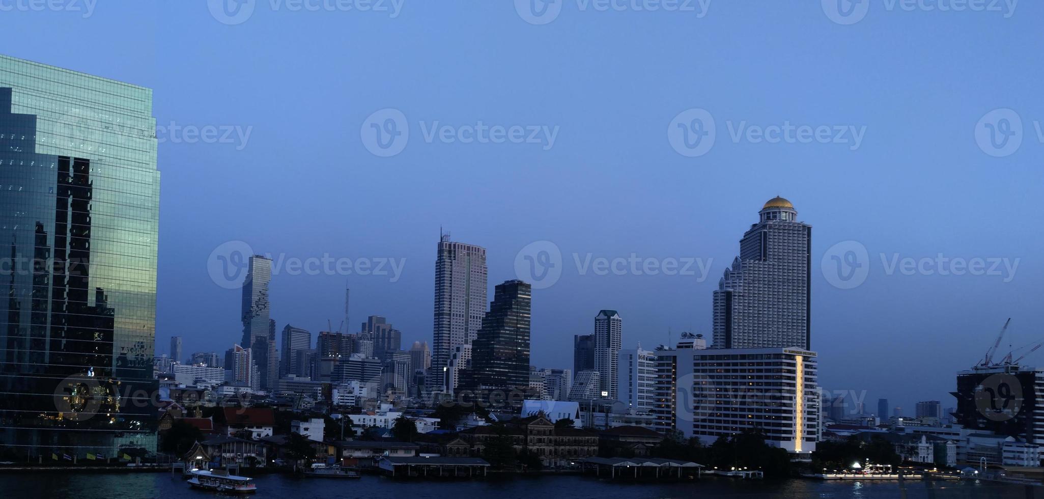 chao phraya-rivier en stadsgezicht van bangkok in thailand. avondlucht. foto