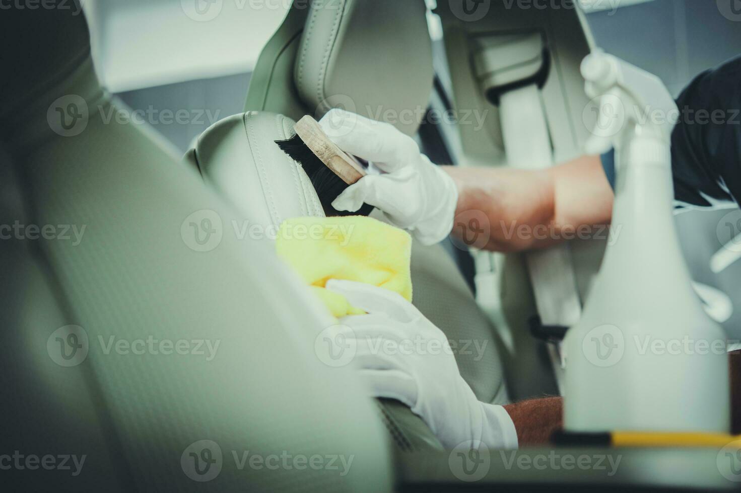 auto schoonmaak onderhoud arbeider poetsen en het wassen auto stoelen foto