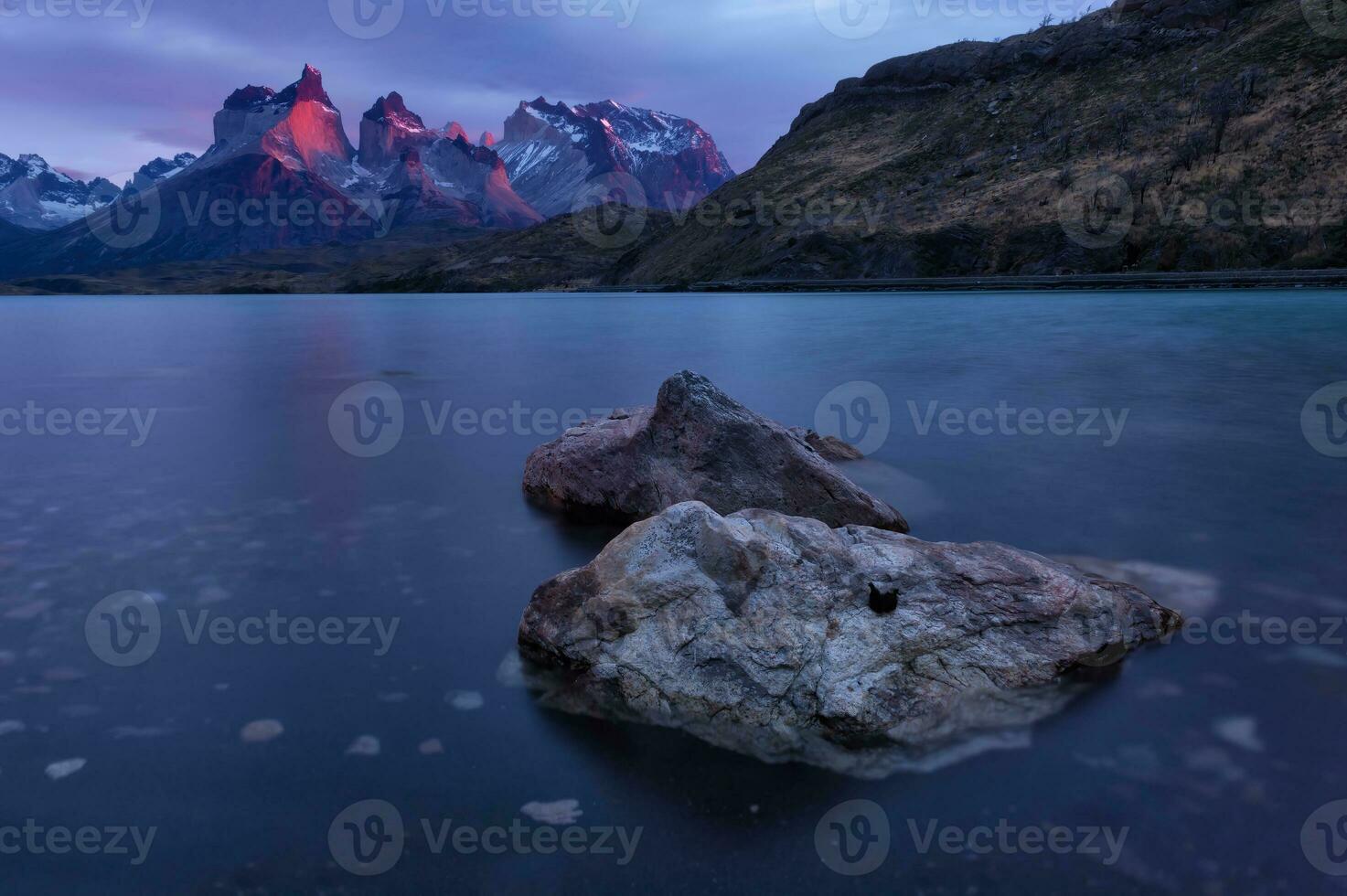 zonsopkomst over- cuernos del paine en lago pehoe, Torres del paine nationaal park, chileens Patagonië, Chili foto