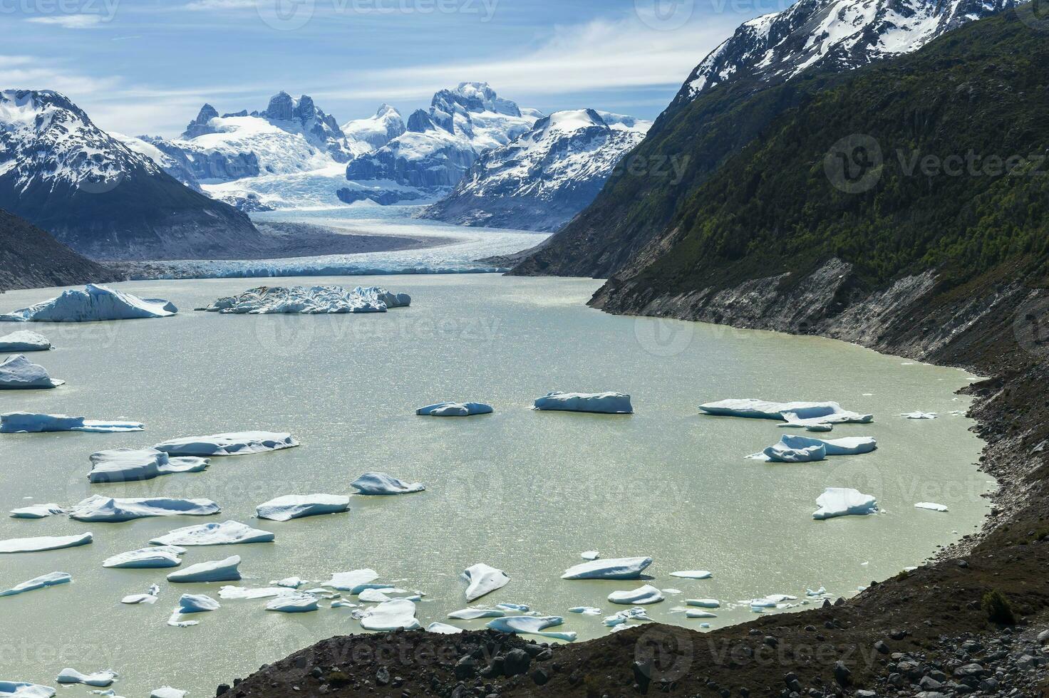 glaciaal meer met klein ijsbergen drijvend, laguna san rafaël nationaal park, aysen regio, Patagonië, Chili foto