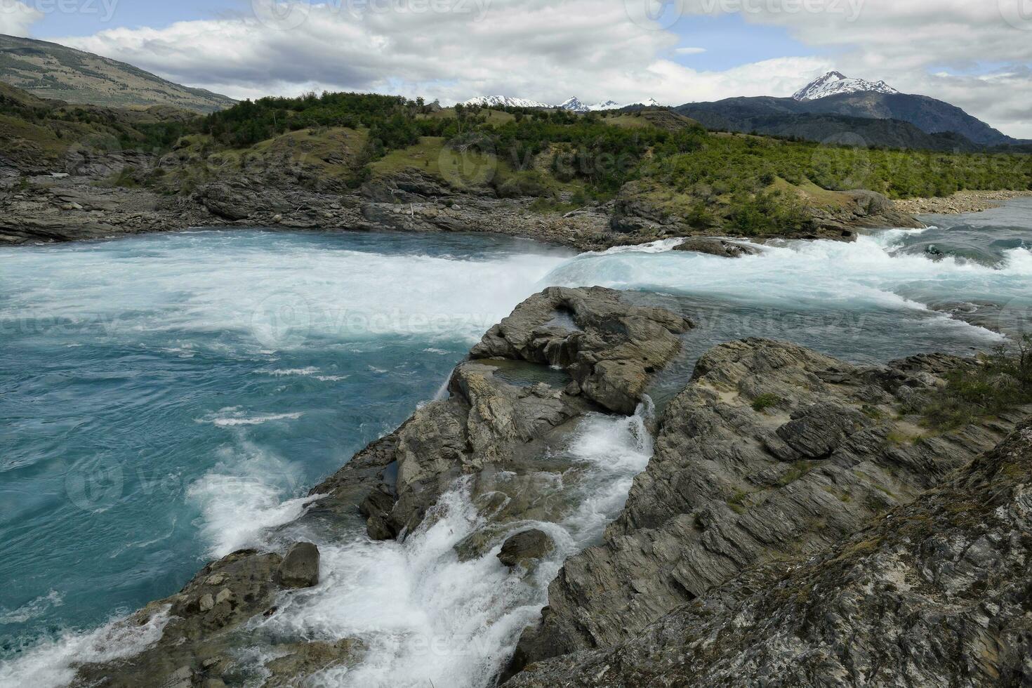 stroomversnellingen Bij de samenvloeiing van blauw bakker rivier- en grijs neeff rivier, pan-Amerikaans snelweg tussen cochrane en puerto guadal, aysen regio, Patagonië, Chili foto