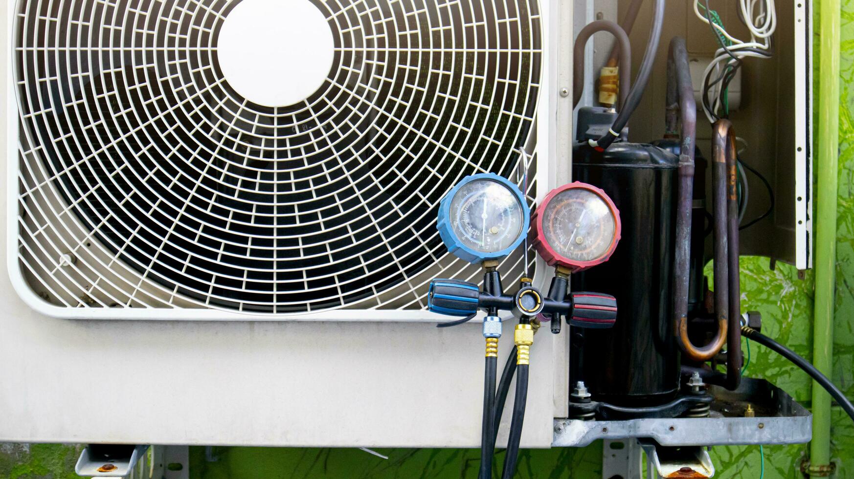 druk indicatoren naar controleren condensor koelmiddel niveaus. hangen op de traliewerk in voorkant van de lucht compressor ventilator Bij buitenshuis. foto