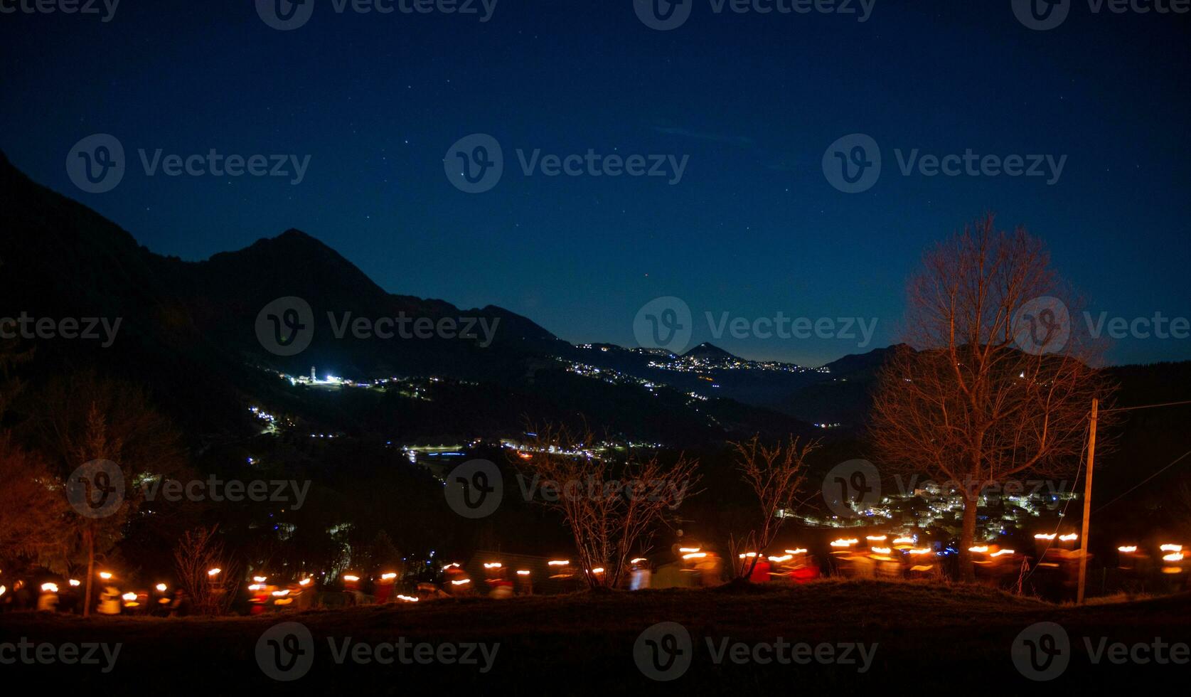 zaklamp processie in afwachting Kerstmis foto