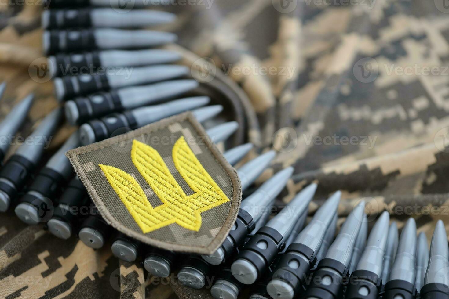 oekraïens leger symbool Aan machine geweer riem leugens Aan oekraïens korrelig leger camouflage foto