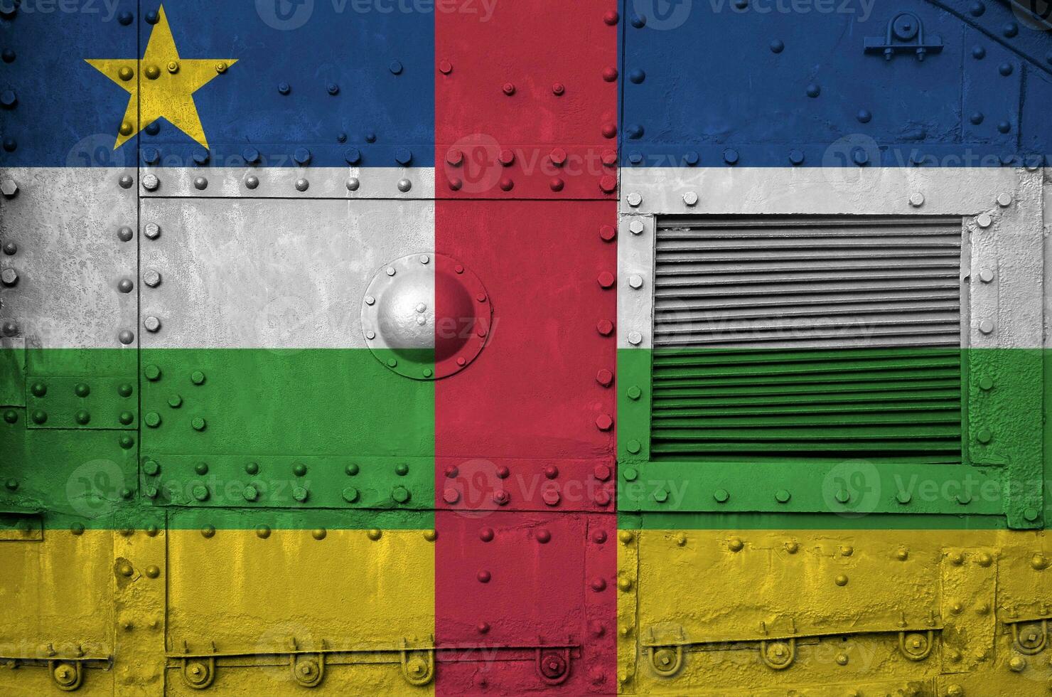 centraal Afrikaanse republiek vlag afgebeeld Aan kant een deel van leger gepantserd tank detailopname. leger krachten conceptuele achtergrond foto