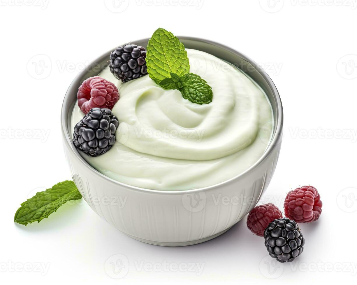 ai gegenereerd groen kom van Grieks yoghurt en vers bessen geïsoleerd Aan wit achtergrond. ai gegenereerd foto