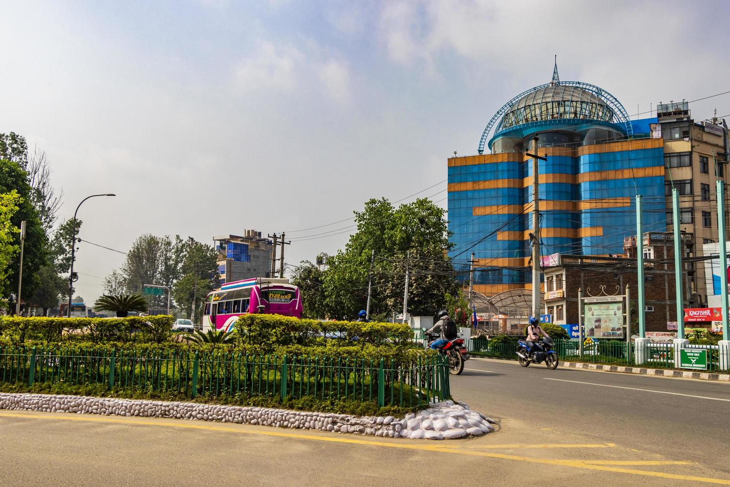 kleurrijke stoffige weg naar de luchthaven. ringweg, katmandu, nepal. foto