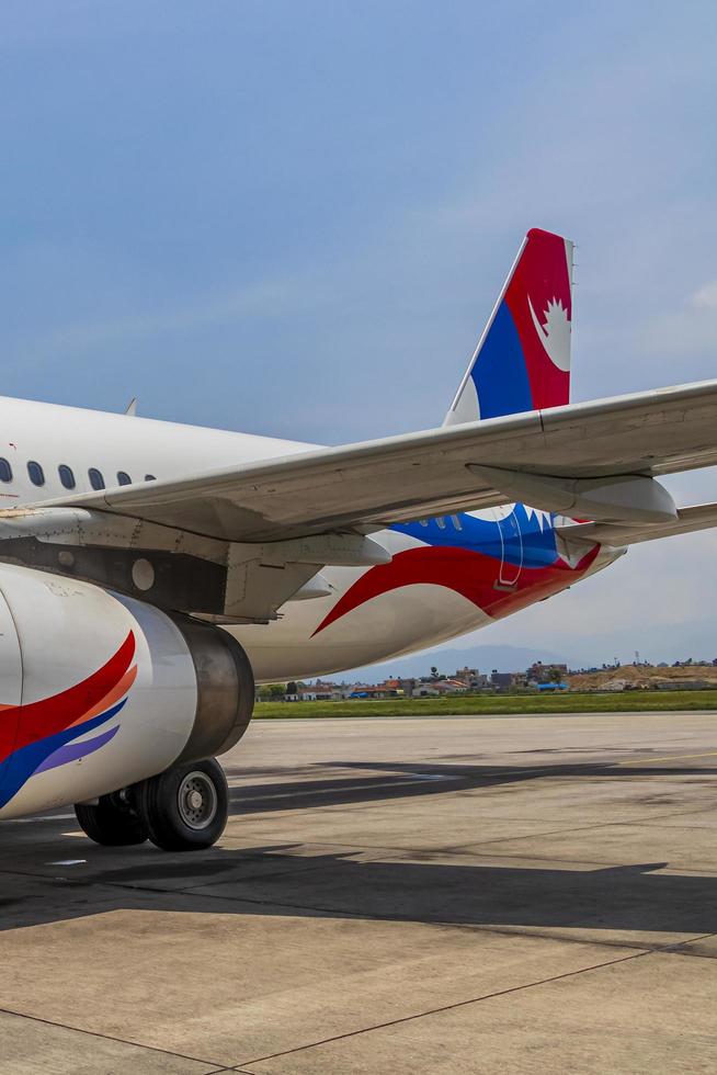 vliegtuig van nepal airlines, tribhuvan international airport, kathmandu, nepal. foto