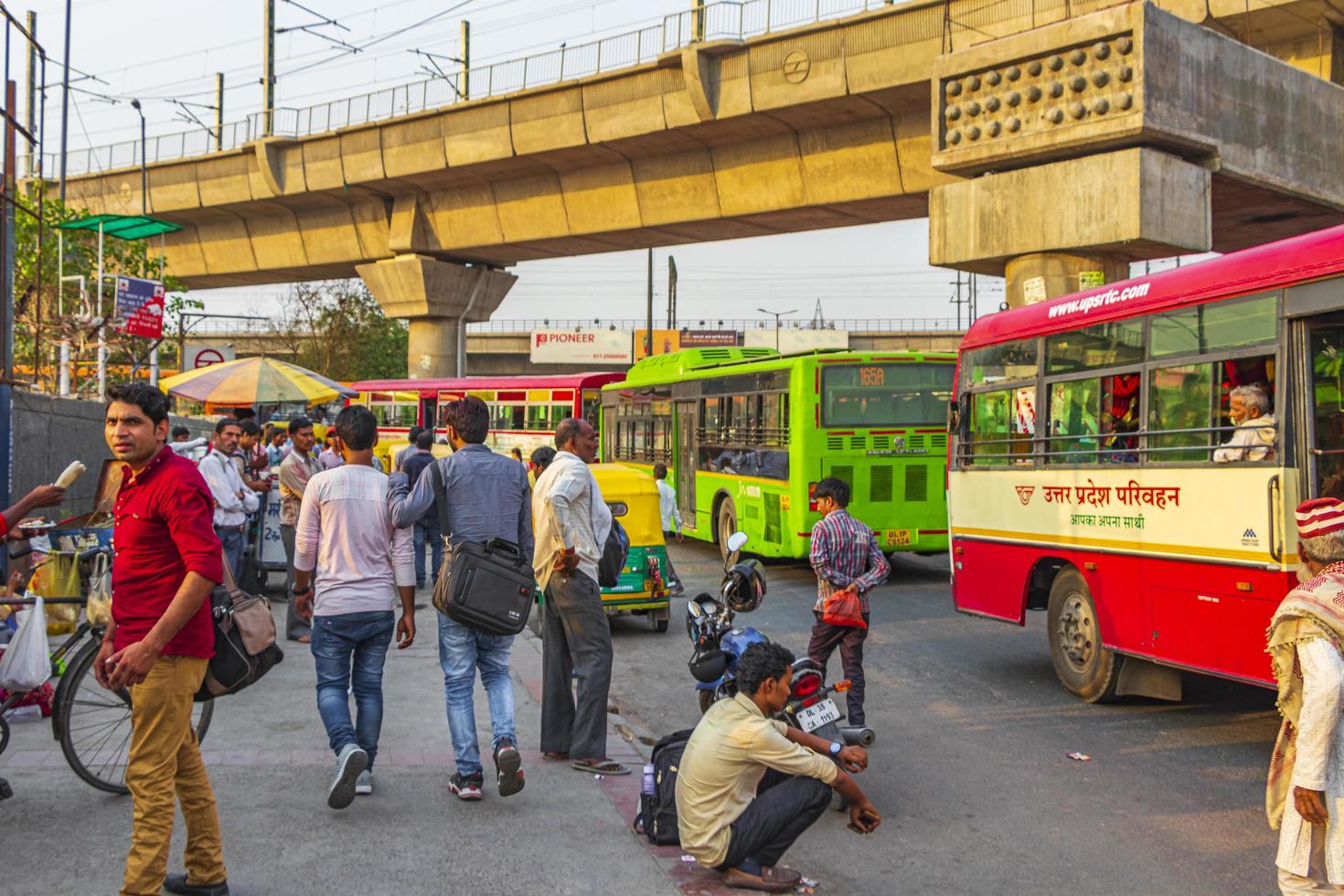 groot verkeer tuk tuks bussen mensen new-delhi delhi india. foto