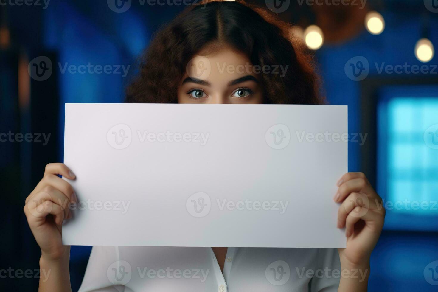 ai gegenereerd schattig weinig meisje Holding blanco wit vel van papier in haar handen foto