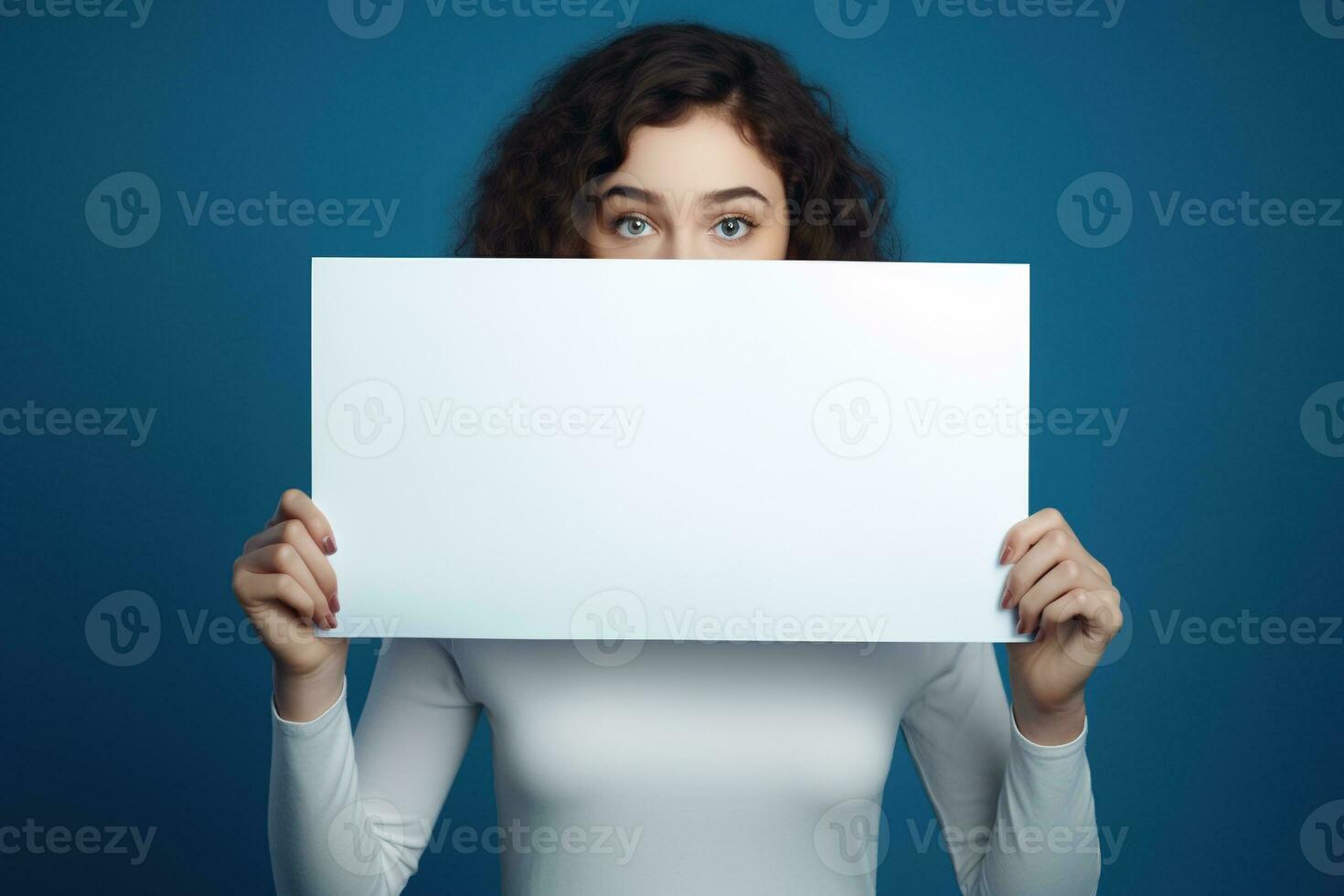 ai gegenereerd schattig weinig meisje Holding blanco wit vel van papier in haar handen foto