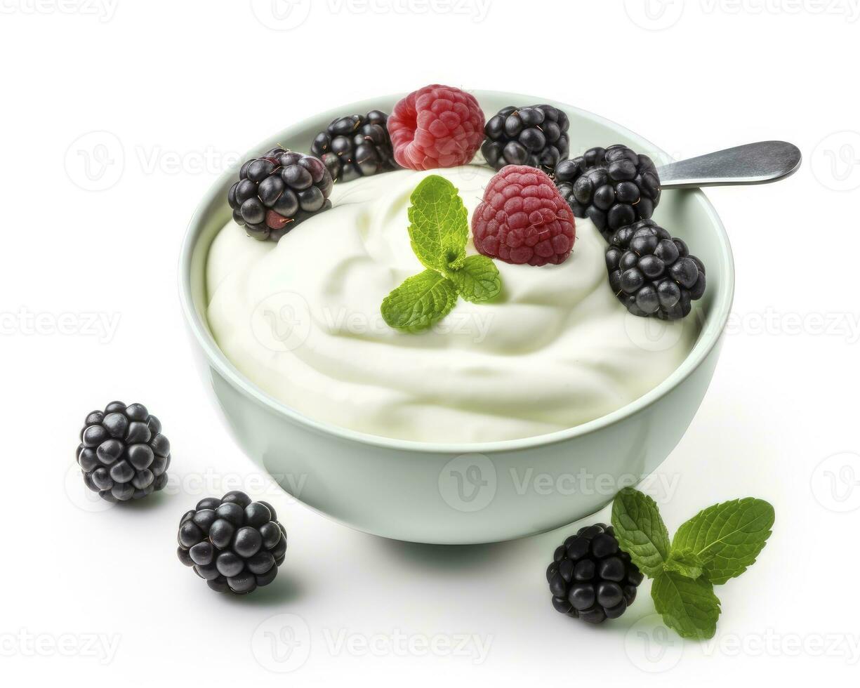 ai gegenereerd groen kom van Grieks yoghurt en vers bessen geïsoleerd Aan wit achtergrond. ai gegenereerd foto