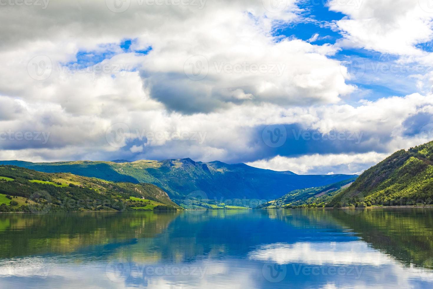 ongelooflijk noors landschap kleurrijk bergen fjord bossen jotunheimen noorwegen foto