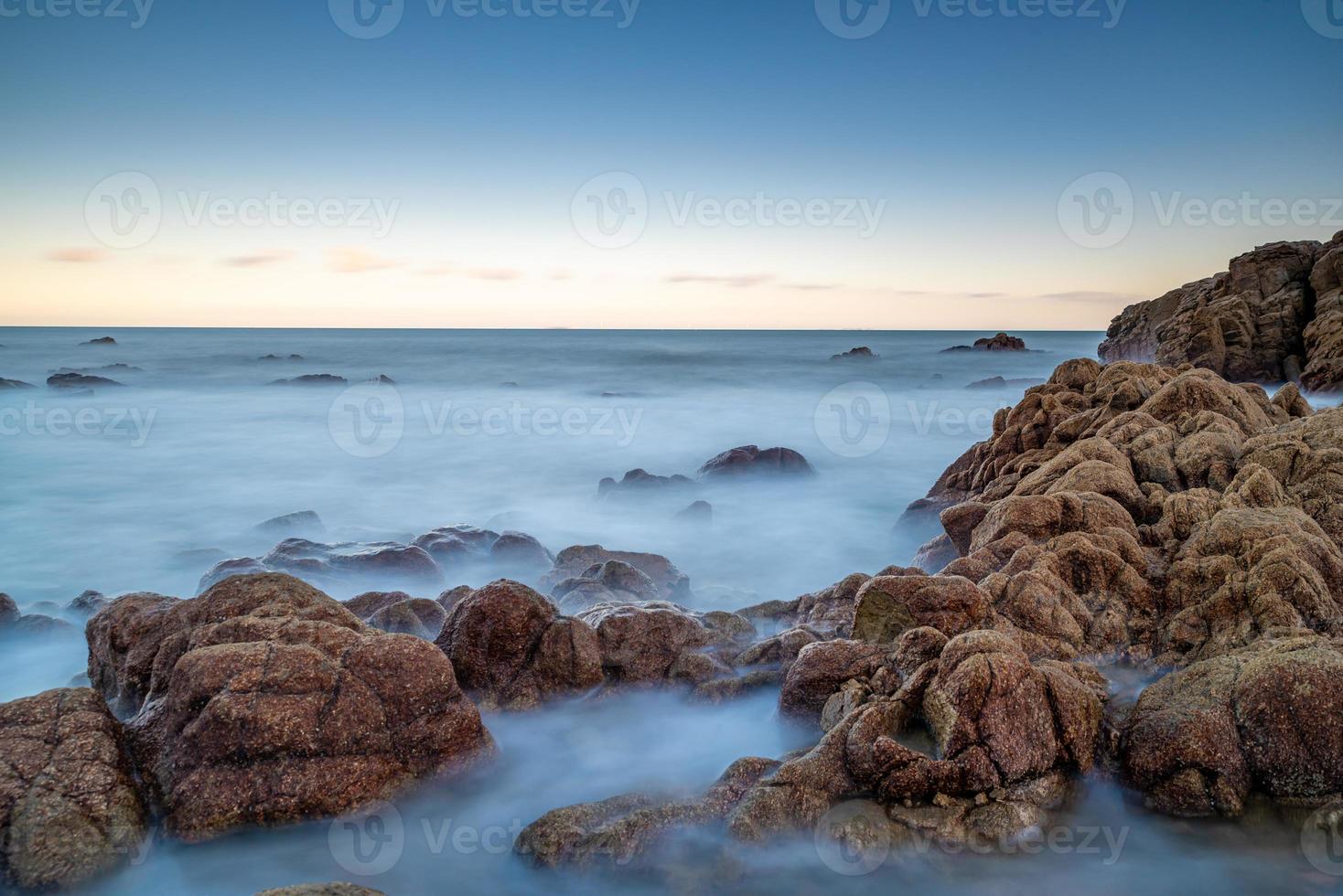 zeewater en riffen aan zee onder de blauwe lucht foto