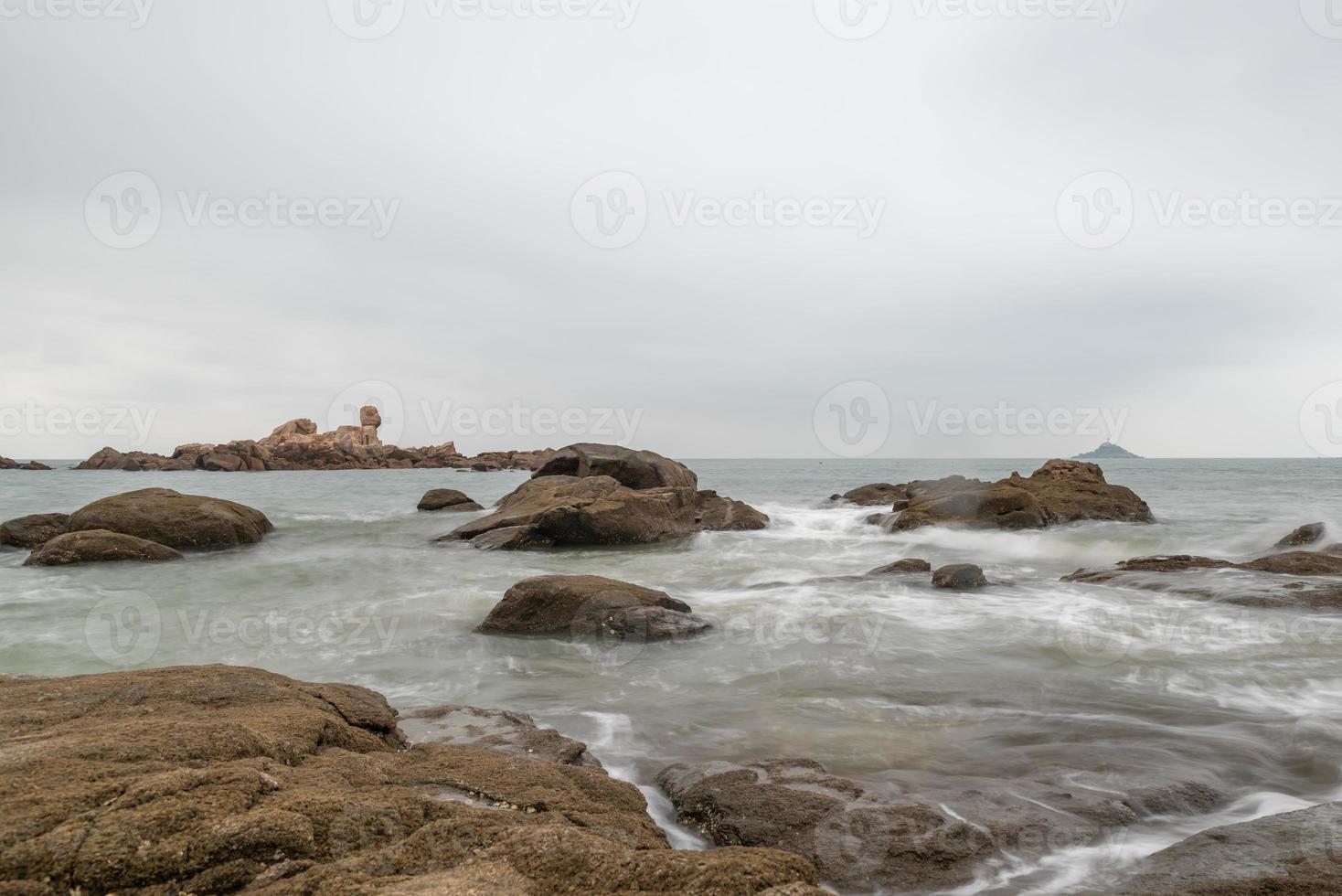 bewolkte ochtend, zeewater, riffen en eilanden foto