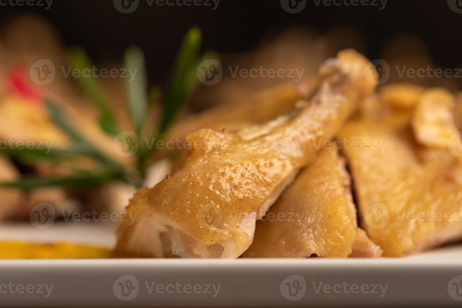 de gele eend in het lange witte bord staat op de houten tafel foto