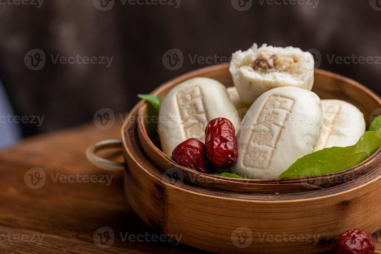 gestoomd gevuld broodje gemaakt van jujube, yoghurt en bloem, met jujube-yoghurtbroodje op het oppervlak gedrukt foto