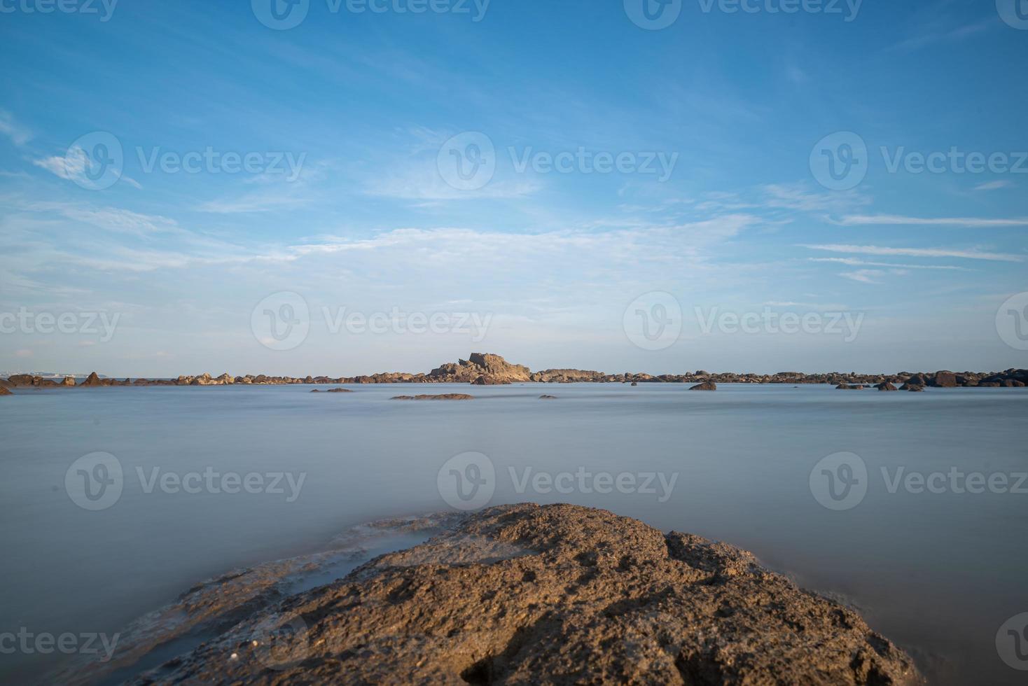 zeewater en riffen aan zee onder de blauwe lucht foto