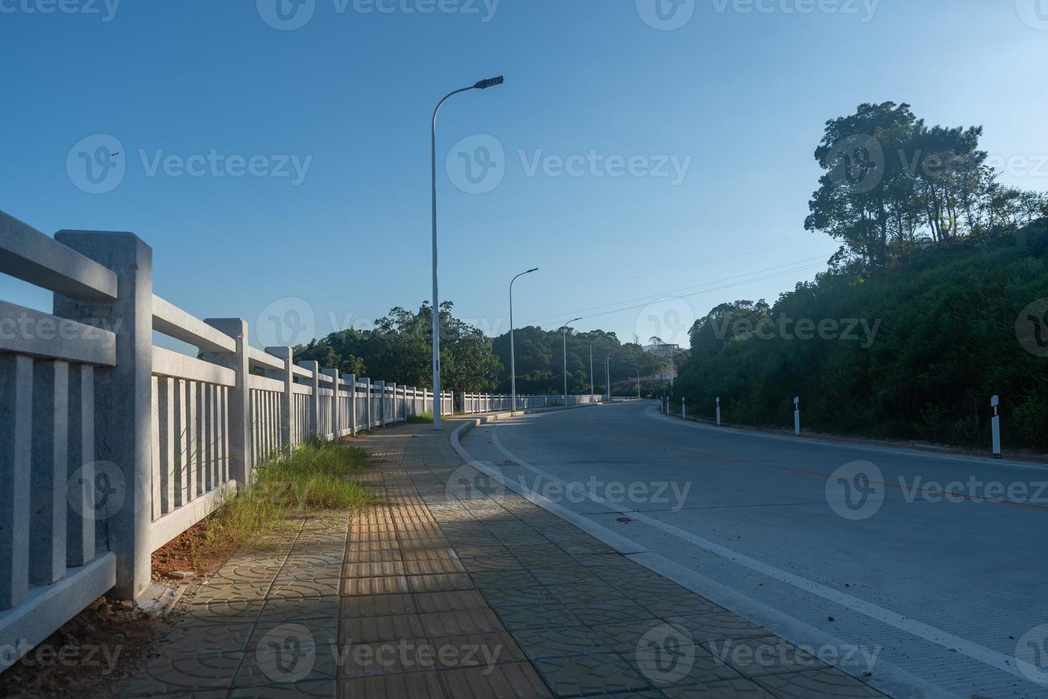 geplaveide wegen strekken zich ver weg uit foto