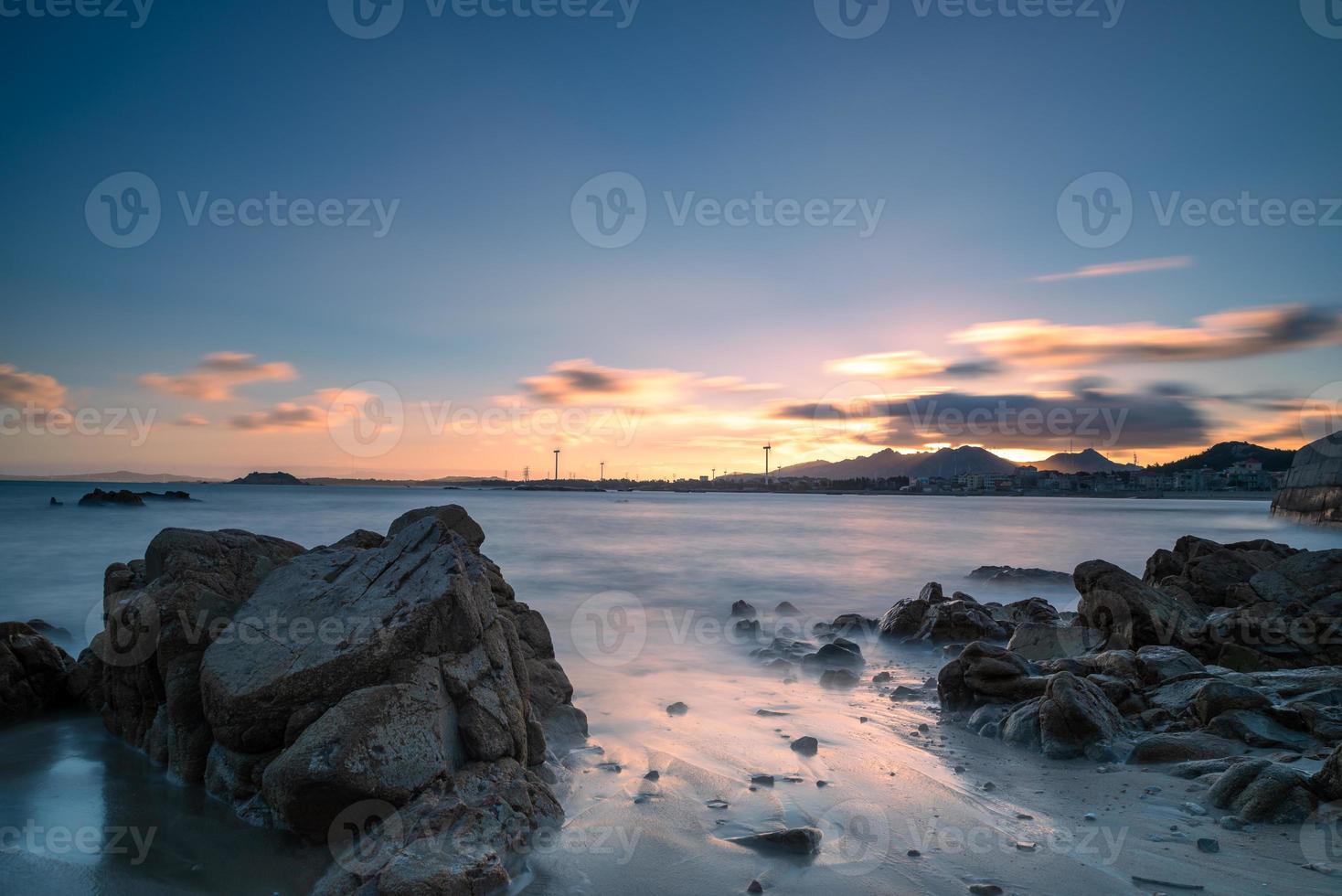 's Avonds sloeg de zee tegen de rotsen foto