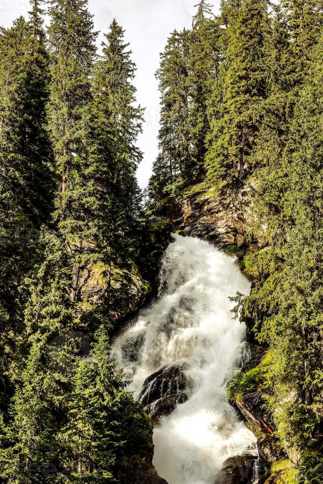 Kumrat vallei waterval prachtig landschap bergen uitzicht foto