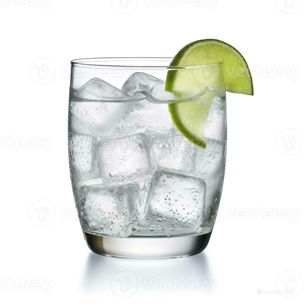 ai gegenereerd gin tonic glas van water met ijs geïsoleerd Aan wit achtergrond. ai gegenereerd foto